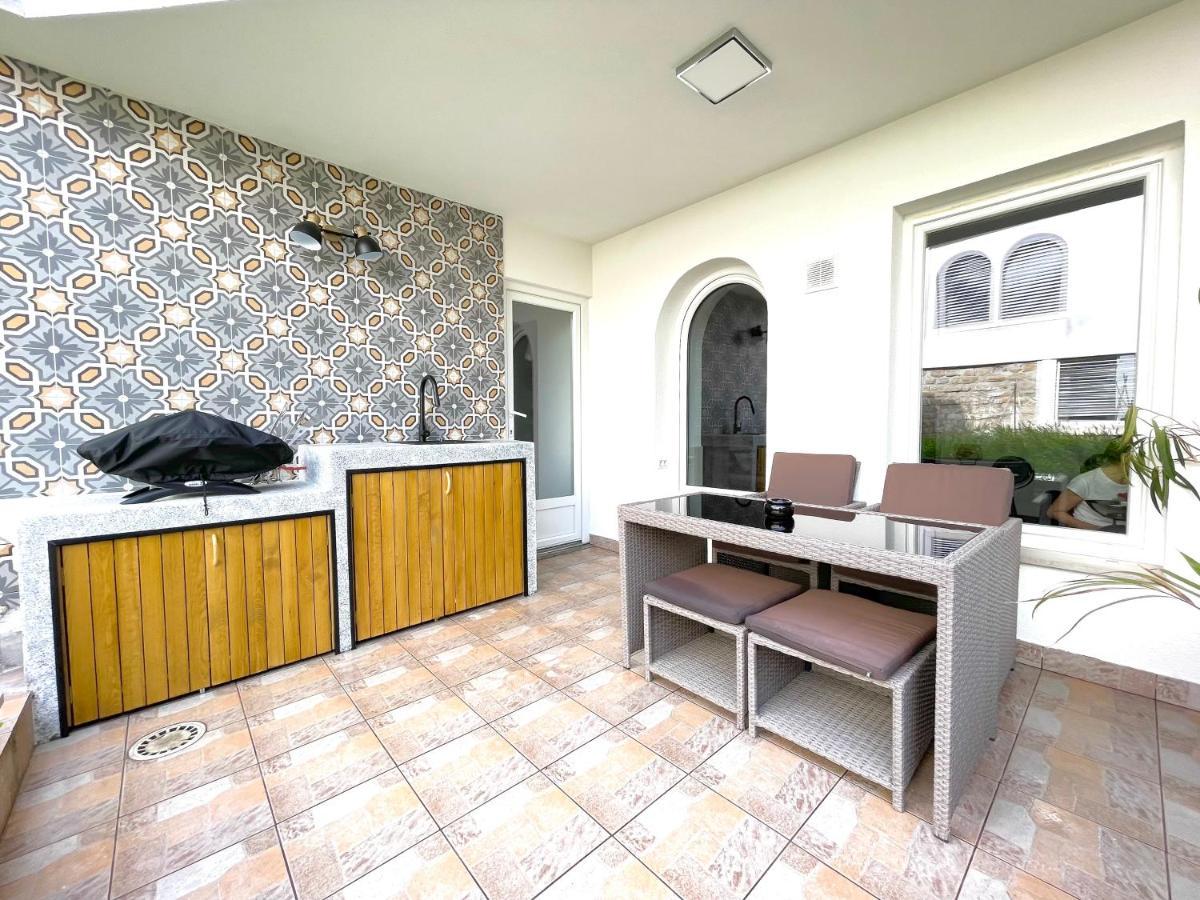 Happy Casa Oldtown Boutique Apartment โคเปร์ ภายนอก รูปภาพ